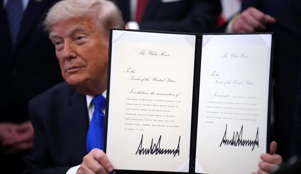 Кэролайн Левитт поддерживает Трампа в вопросах вакцинации детей, но получает критику