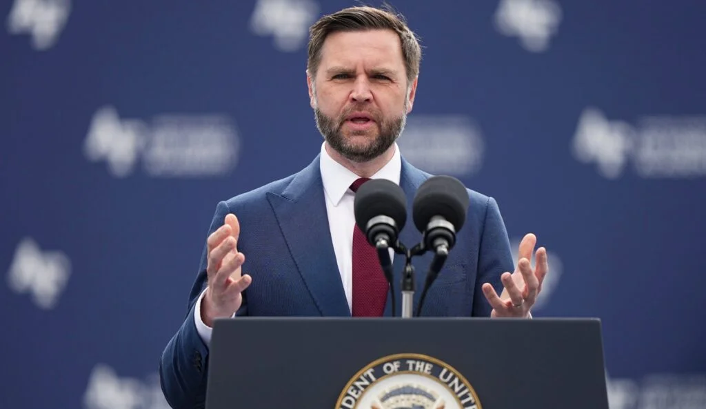 JD Vance обвиняется в "кражи внимания" в день рождения Трампа, и комментарии просто потрясающие